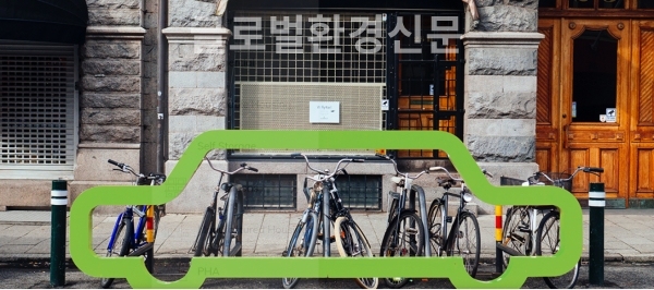 '자동차대신 자전거 타세요'굳게 닫힌 아파트 주차장 앞의 자전거 거치대15분도시 캠페인(2018.4.17). 스웨덴 말뫼