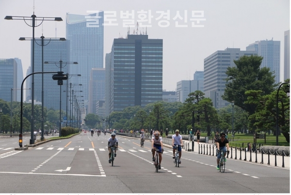 도쿄 차없는 거리. 도로가 자전거로와 공원으로 변신