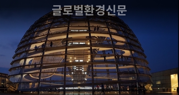 완만한 경사로로 편하게 올라갈 수 있는 독일 의사당, 상부엔 인체공학적으로 설계되어 편하게 고개를 젖히고 쉴 수 있는 벤치가 설치되어 방문객들을 즐겁게 하고 있다