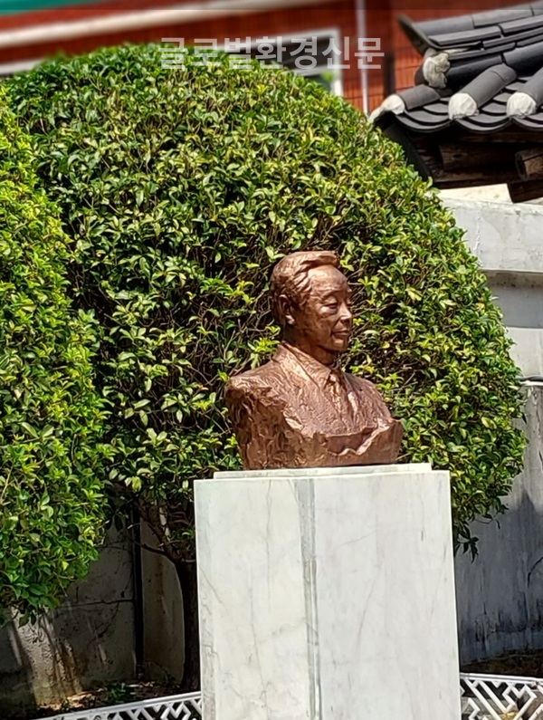 거제도 김영삼 생가 흉상