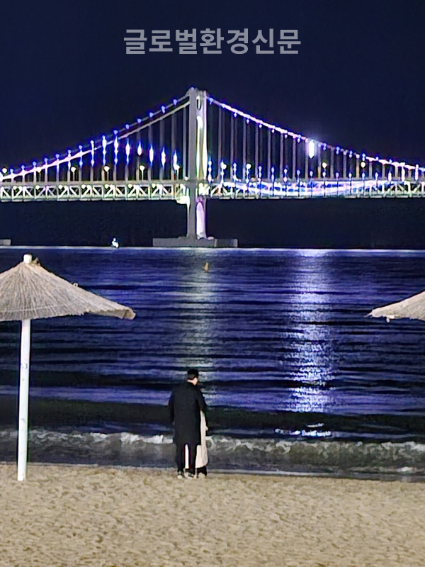 보석이 떨어져 나간 느낌을 주는 콘텐츠 조명, 광안대교의 별칭인  다이아몬드 브릿지가 무색하다