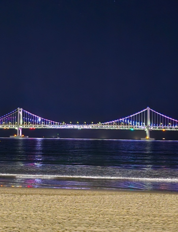 보석이 떨어져 나간 느낌을 주는 콘텐츠 조명, 광안대교의 별칭인  다이아몬드 브릿지가 무색하다